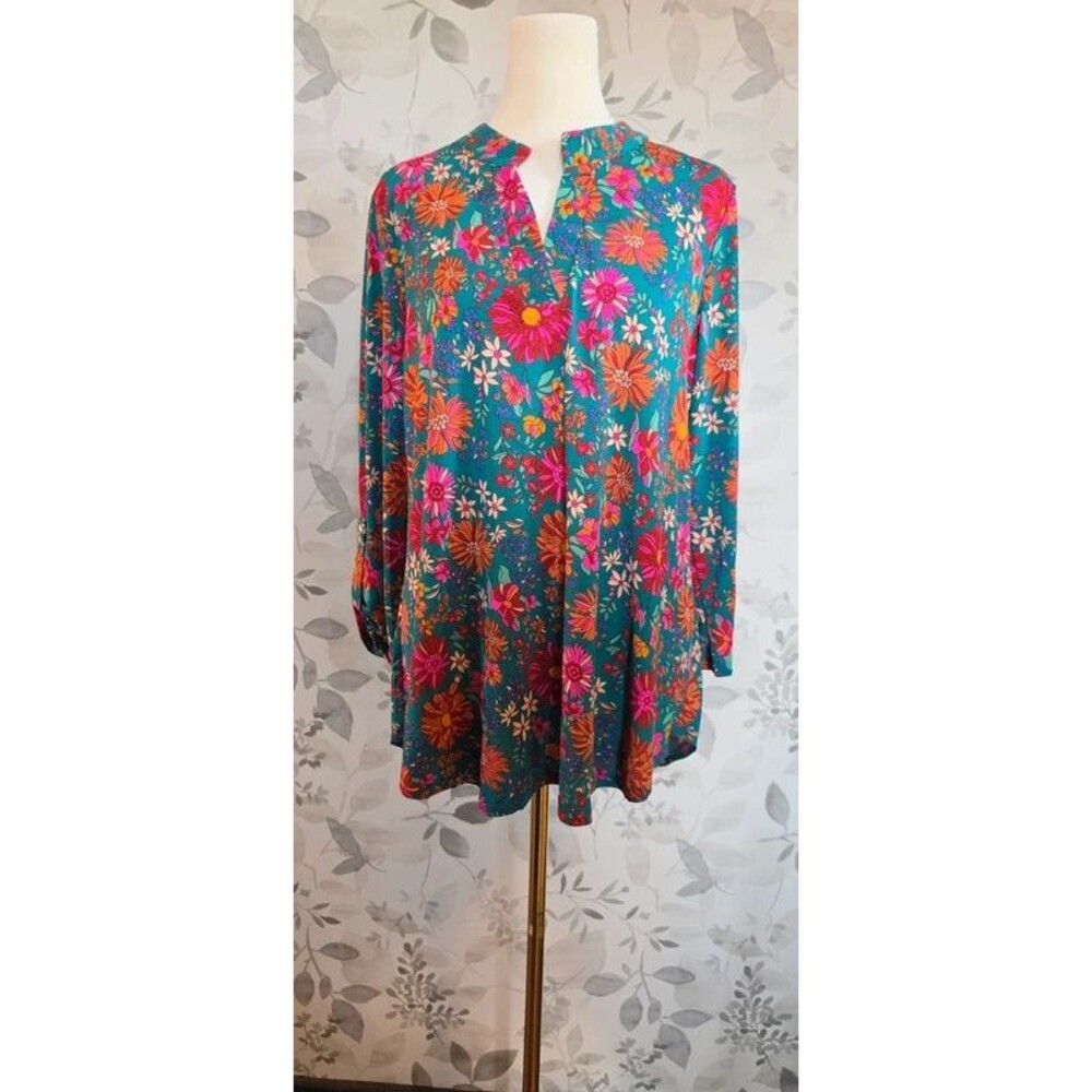 Floral top with v-neck - Dear Scarlett (NWT) Size small